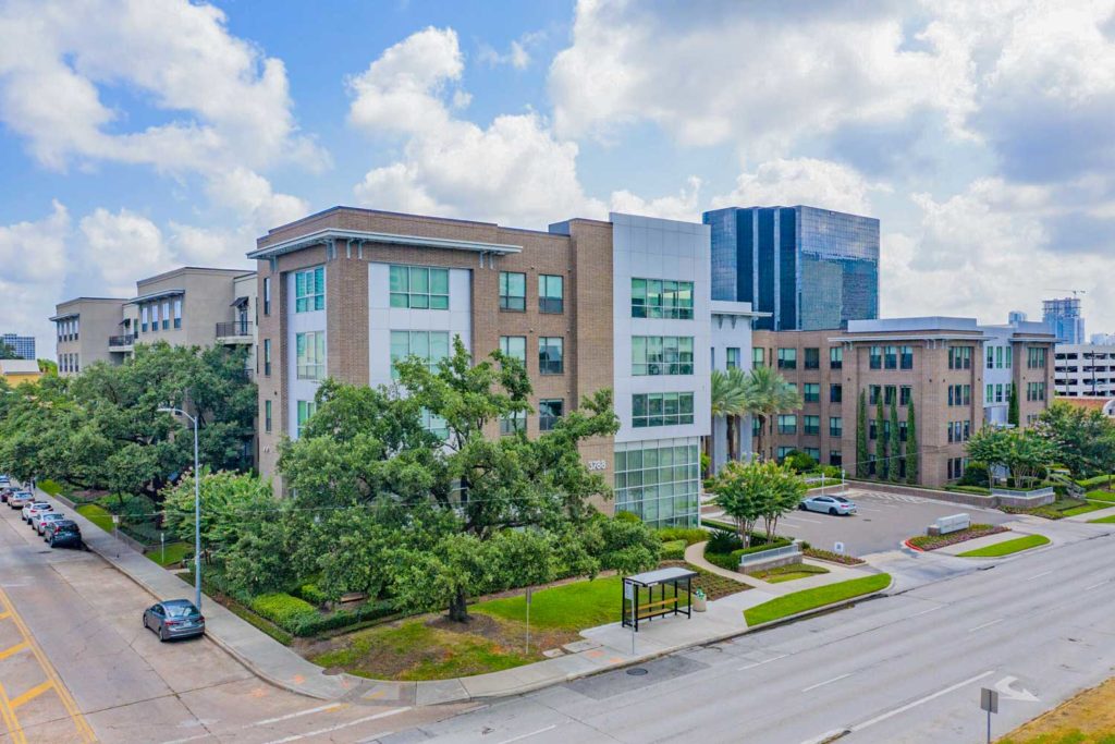 Pearl Greenway Apartments in Houston, TX; Greenway-Upper Kirby Pet Friendly One and Two Bedroom