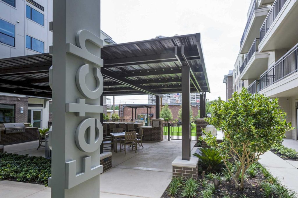 Pearl Greenway Apartments in Houston, TX; Greenway-Upper Kirby Pet Friendly One and Two Bedroom