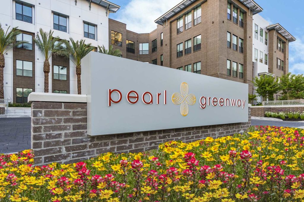 Pearl Greenway Apartments in Houston, TX; Greenway-Upper Kirby Pet Friendly One and Two Bedroom