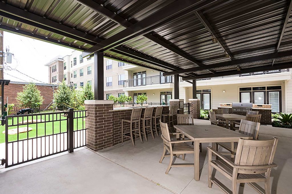 Pearl Greenway Apartments in Houston, TX; Greenway-Upper Kirby Pet Friendly One and Two Bedroom