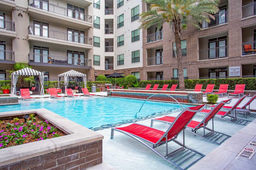 Pearl Greenway Apartments in Houston, TX; Greenway-Upper Kirby Pet Friendly One and Two Bedroom