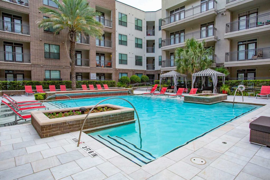 Pearl Greenway Apartments in Houston, TX; Greenway-Upper Kirby Pet Friendly One and Two Bedroom