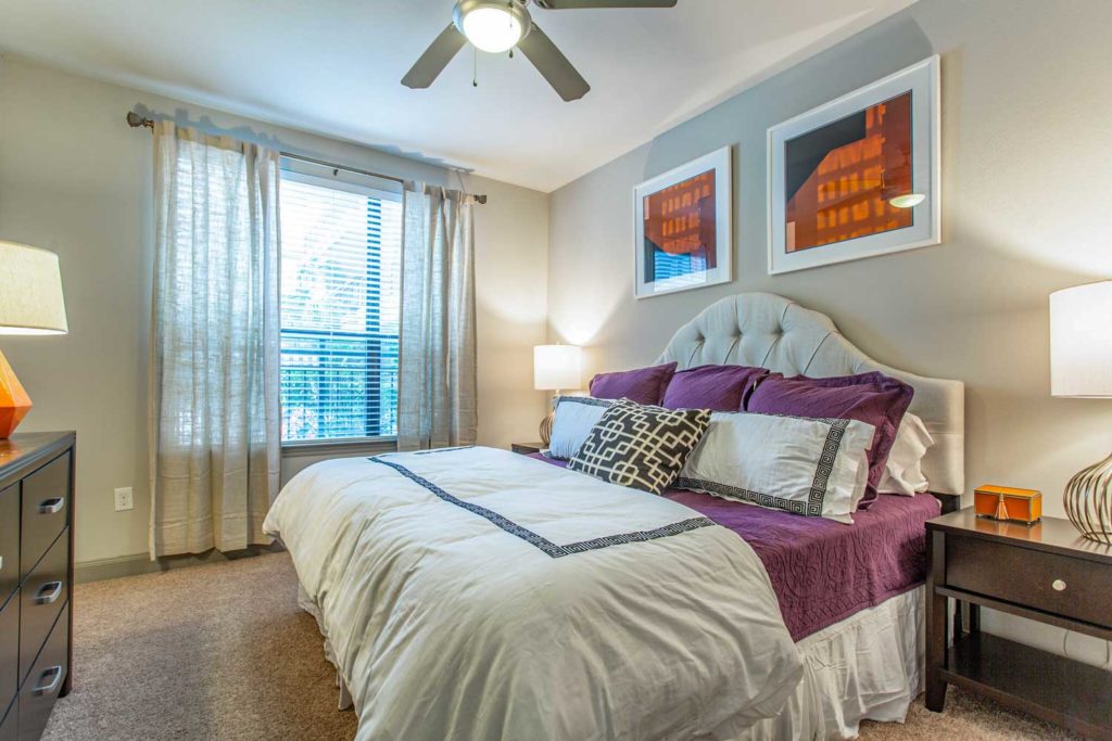 Pearl Greenway Apartments in Houston, TX; Greenway-Upper Kirby Pet Friendly One and Two Bedroom