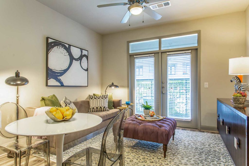 Pearl Greenway Apartments in Houston, TX; Greenway-Upper Kirby Pet Friendly One and Two Bedroom