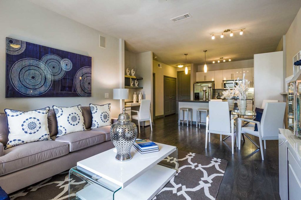 Pearl Greenway Apartments in Houston, TX; Greenway-Upper Kirby Pet Friendly One and Two Bedroom